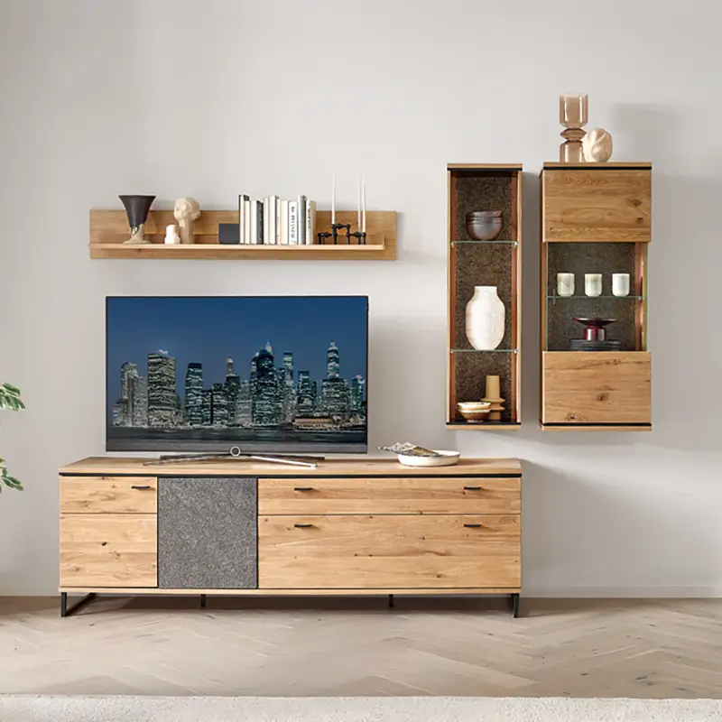 Moderner Wohnzimmerschrank aus Holz mit Fernseher, Wandregal mit Büchern und Dekofiguren sowie zwei hängende Vitrinen mit Vasen und Kerzen.