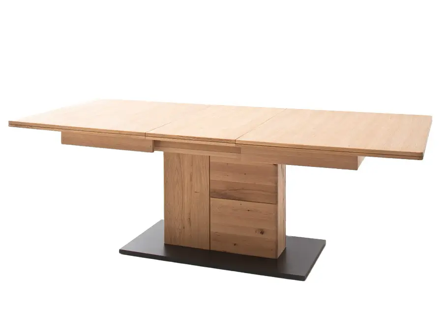 Moderner Esstisch aus hellem Holz mit rechteckiger Platte und schwarzer rechteckiger Grundplatte.