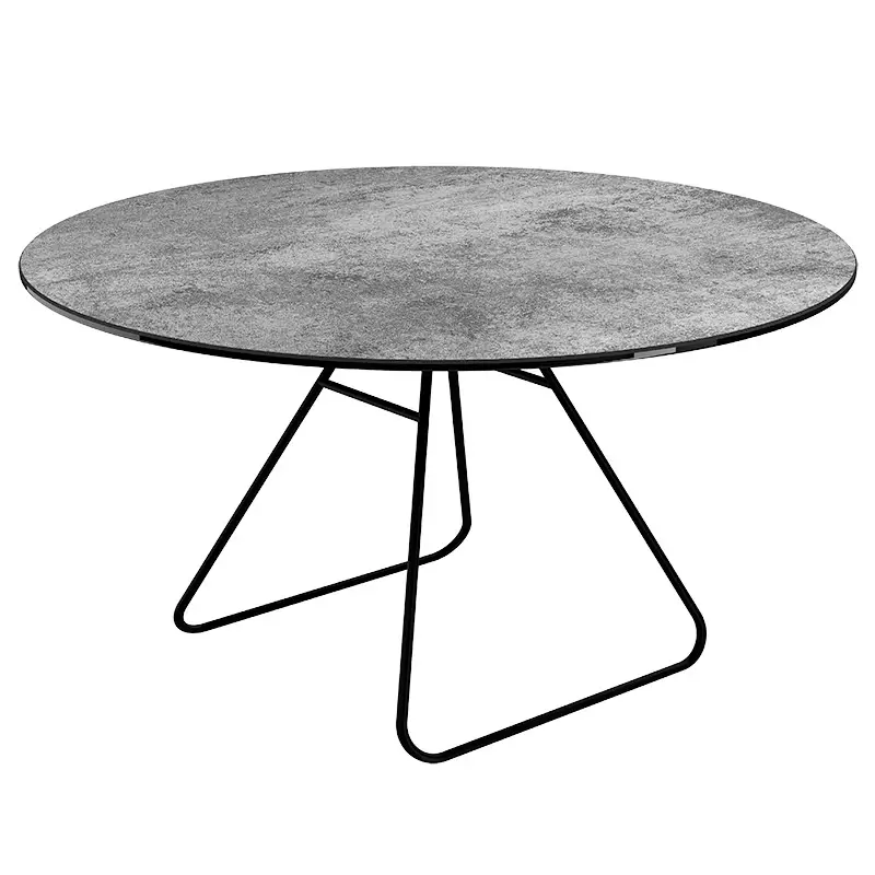 Runder Couchtisch mit grauer Steinplatte und schwarzem, geometrischem Metallgestell.